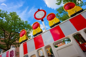 Straßensperrung (Symbolbild): In der Südstadt ist während des Maschseefestes in manchen Straßen mit dem Auto kein Durchkommen.