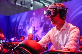 Hendrik Wüst (CDU), Ministerpräsident von Nordrhein-Westfalen, testet das Computerspiel Escape from Dalaran: Die Computer- und Videospielmesse Gamescom findet vom 21. bis 25.08.2024 in Köln statt.