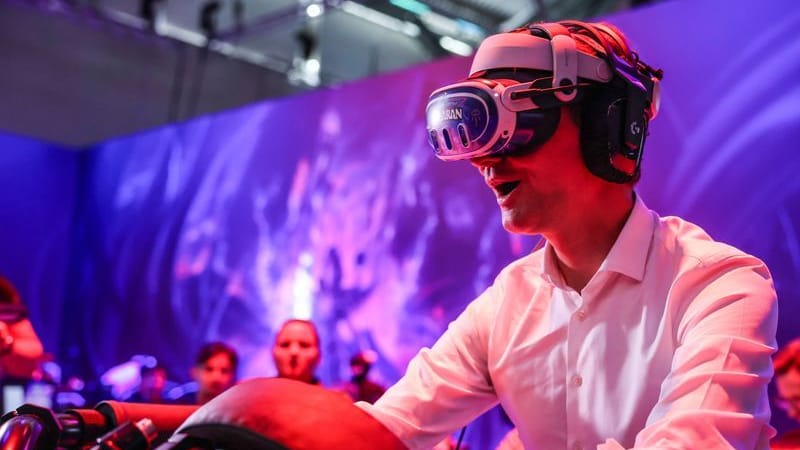 Hendrik Wüst (CDU), Ministerpräsident von Nordrhein-Westfalen, testet das Computerspiel Escape from Dalaran: Die Computer- und Videospielmesse Gamescom findet vom 21. bis 25.08.2024 in Köln statt.