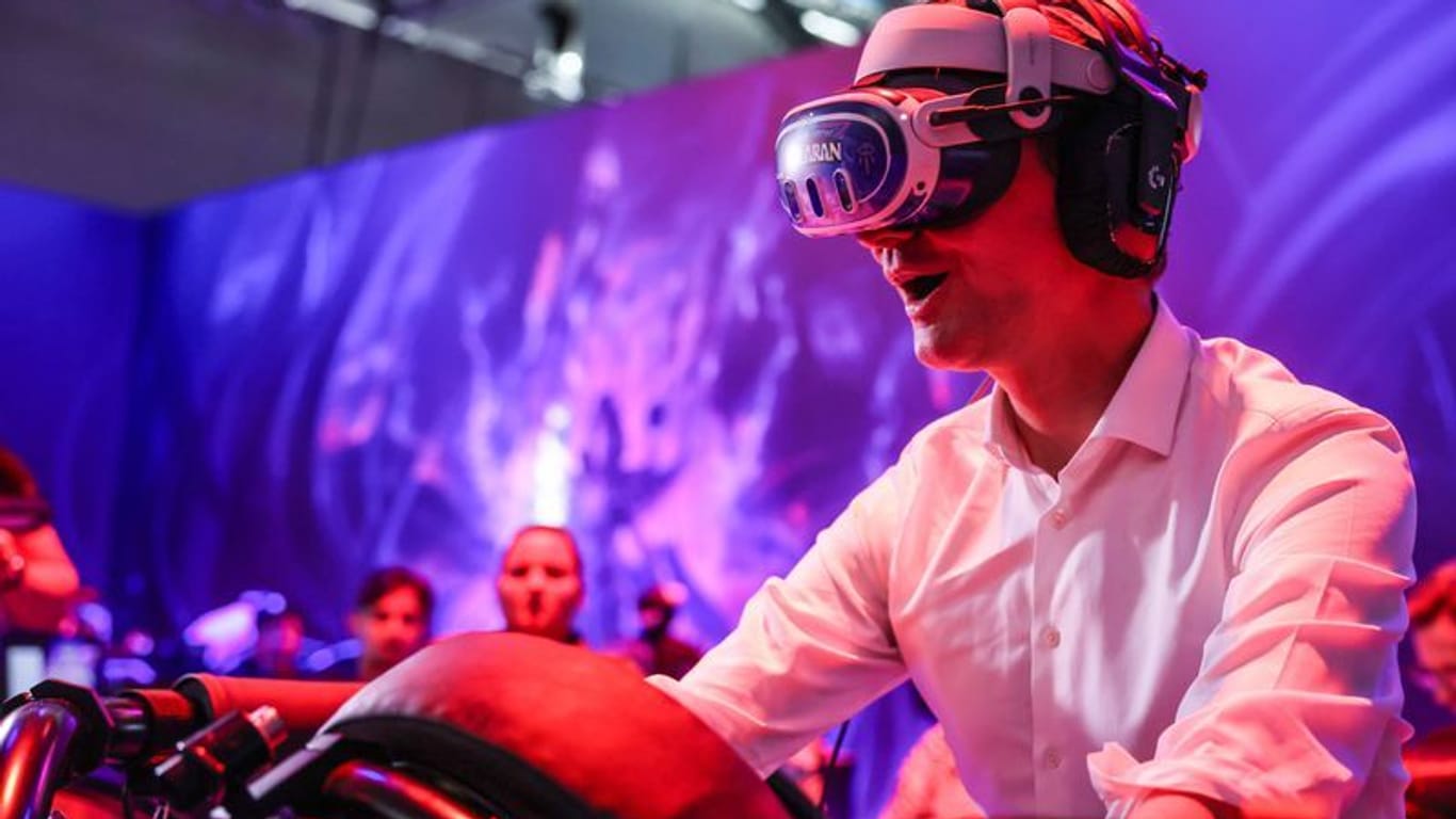 Hendrik Wüst (CDU), Ministerpräsident von Nordrhein-Westfalen, testet das Computerspiel Escape from Dalaran: Die Computer- und Videospielmesse Gamescom findet vom 21. bis 25.08.2024 in Köln statt.