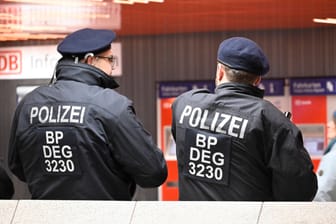 Polizisten stehen am U-Bahnhof Marienplatz (Archivbild): Die Taten ereigneten sich jeweils in den Zügen.