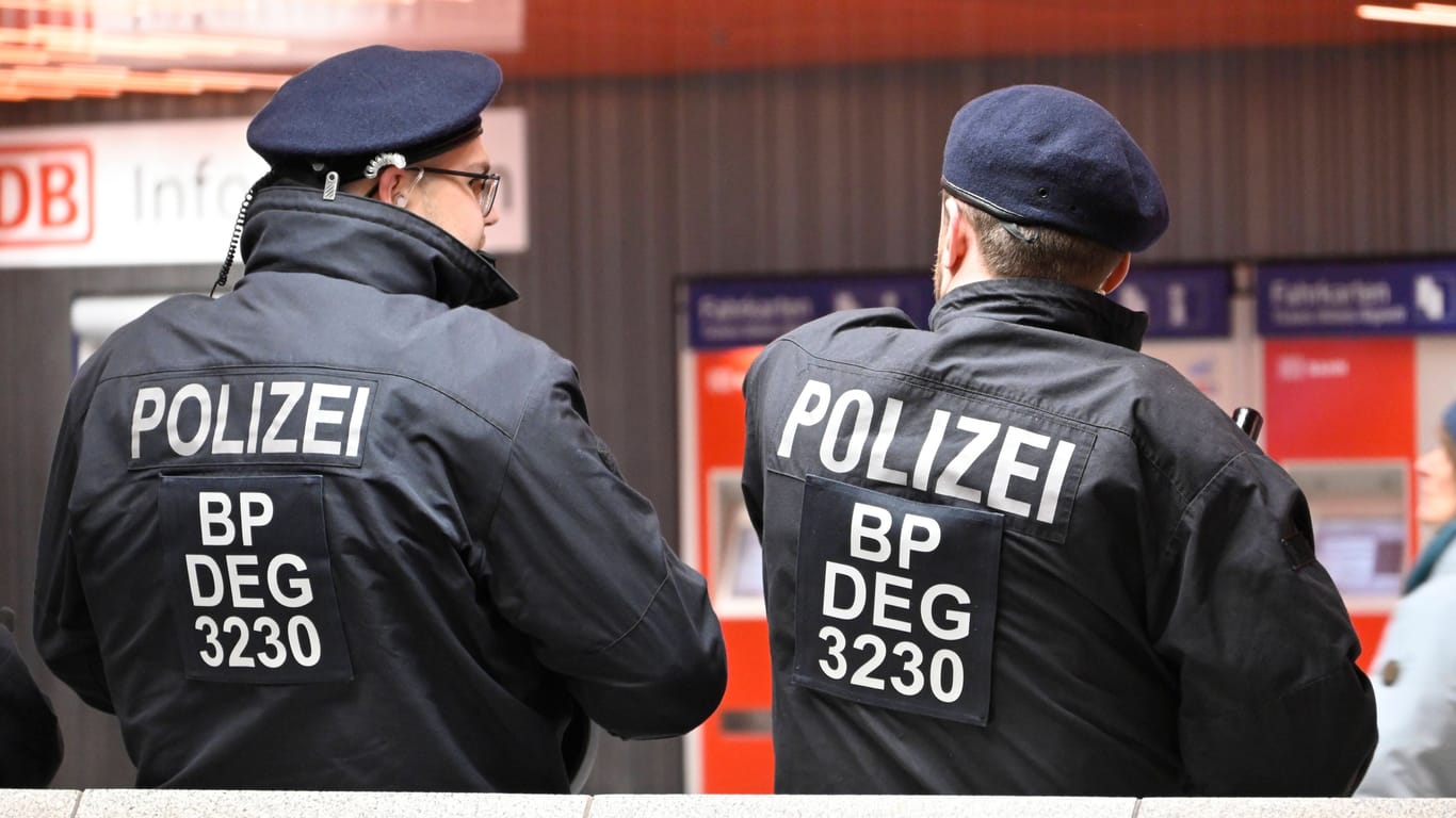 Polizisten stehen am U-Bahnhof Marienplatz (Archivbild): Die Taten ereigneten sich jeweils in den Zügen.