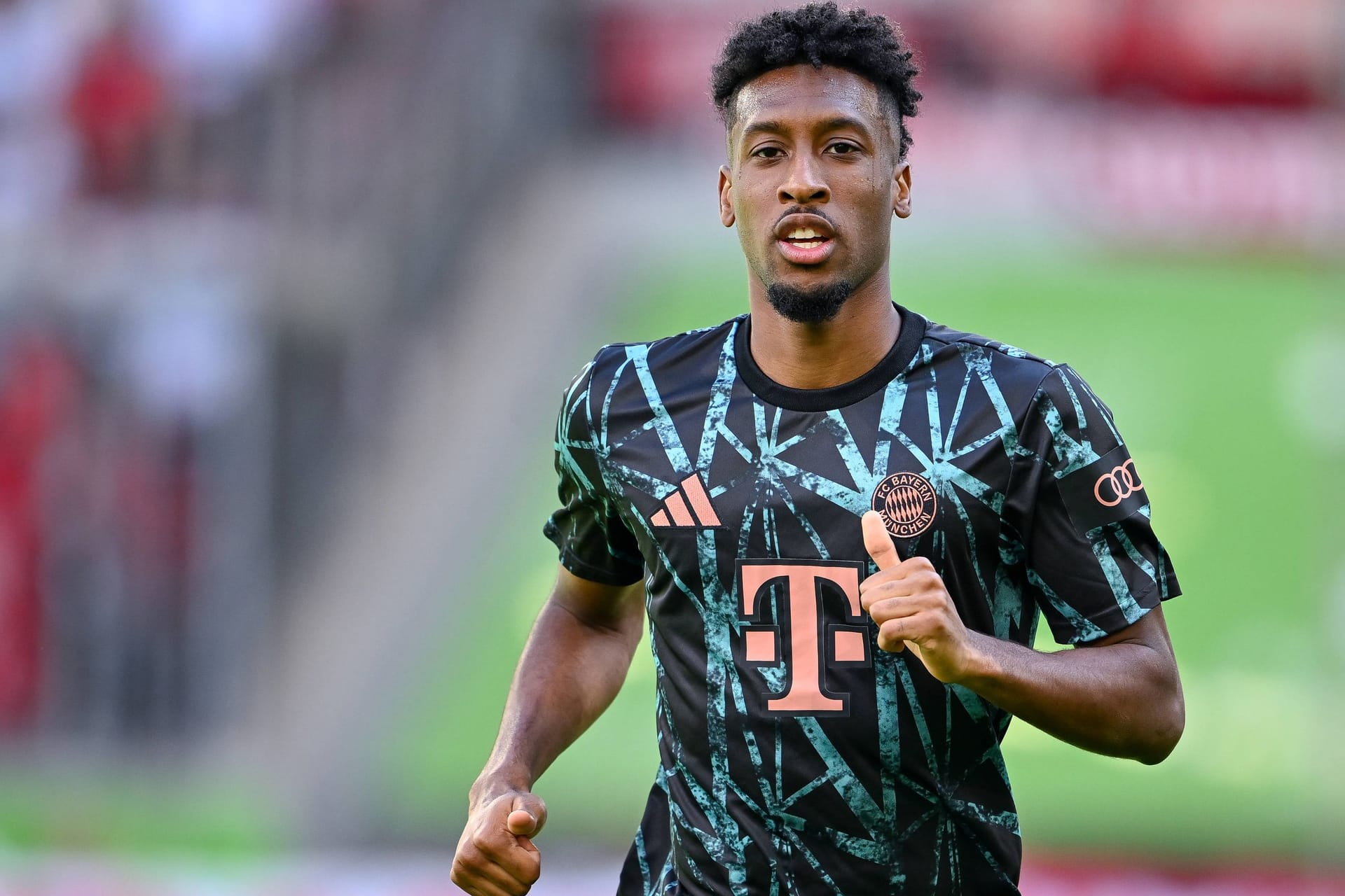 Kingsley Coman im Auswärtstrikot des FC Bayern: Der Franzose steht offenbar vor dem Abschied aus München.