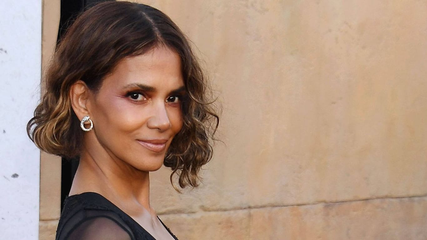 Halle Berry: Bei einer Filmpremiere zeigte die Schauspielerin viel Haut.