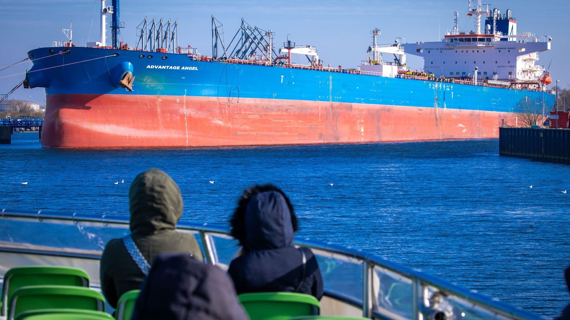 Öltanker im Rostocker Hafen Öltanker im Rostocker Hafen
