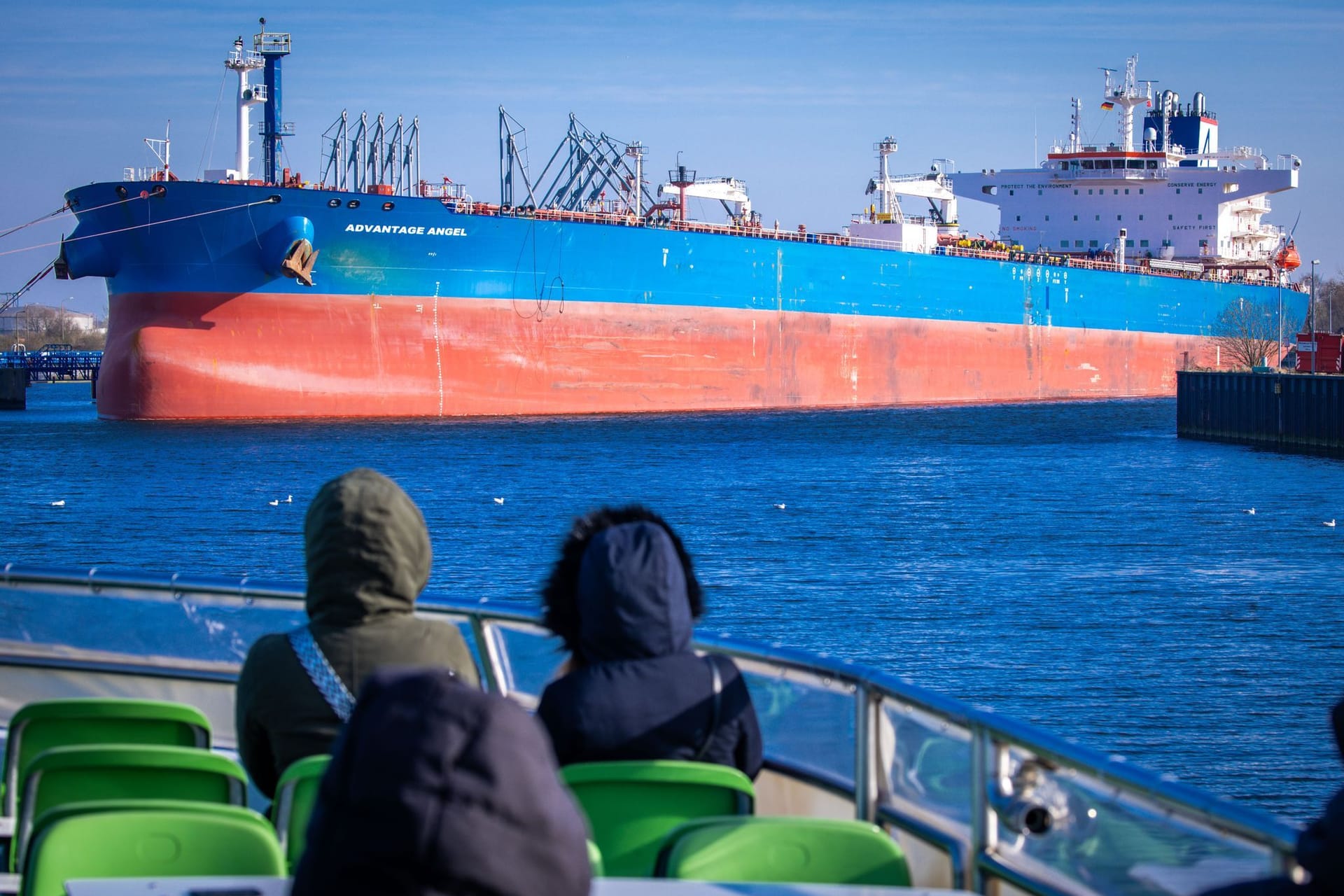 Öltanker im Rostocker Hafen