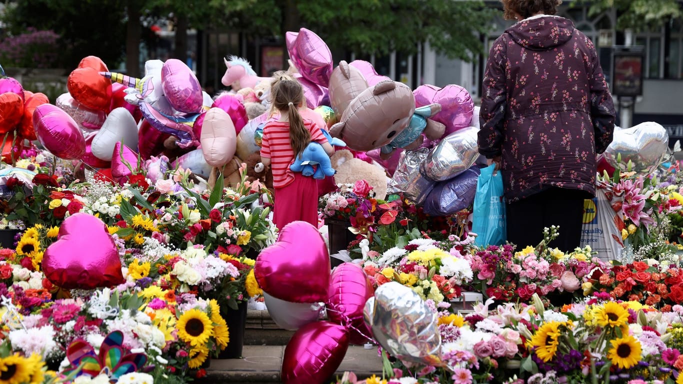 Nach Bluttat in Southport - Blumen in Trauer um getötete Kinder