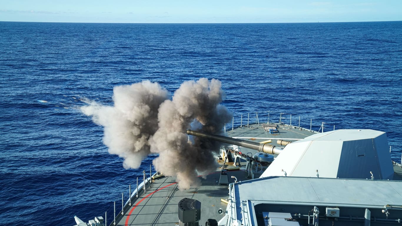 Die Fregatte "Baden-Württemberg" schießt mit ihrer LCG (Large Caliber Gun) bei einer Schießübung im Pazifik: Die US-geführte Rimpac-Übung gilt als größtes Seemanöver der Welt.