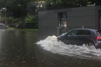 Wassermassen in Hamburg Billstedt: Auch die Merkenstraße war überflutet.