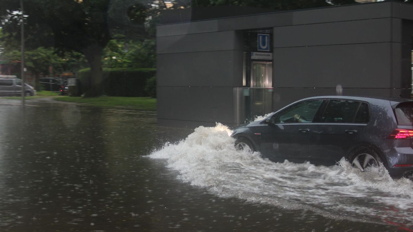 Wassermassen in Hamburg Billstedt: Auch die Merkenstraße war überflutet.