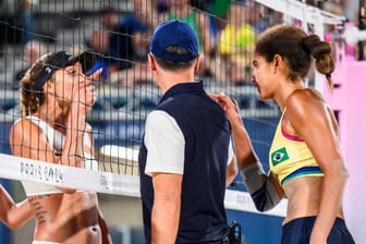 Brandie Wilkerson (links) diskutiert mit Patricia Silva: Der Stadion-DJ konnte den beiden doch noch ein Lächeln entlocken.