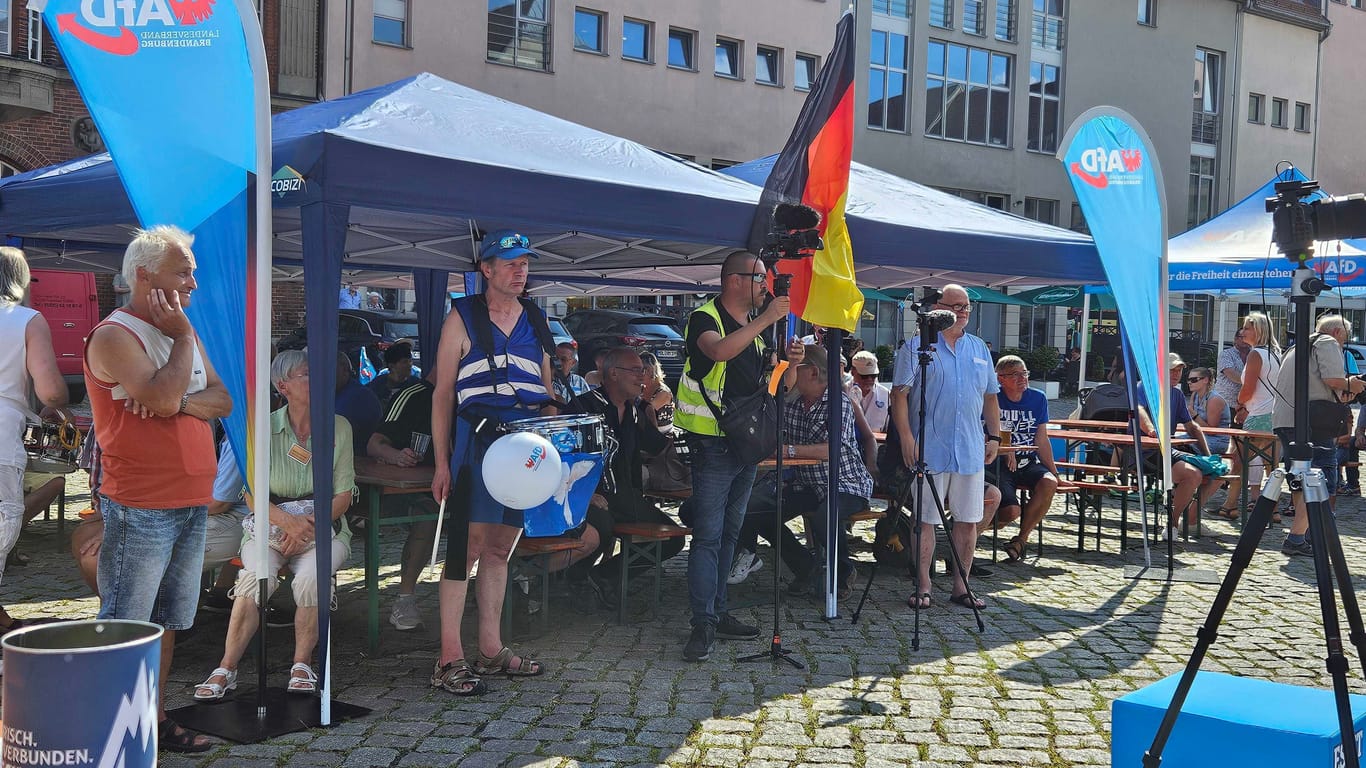 Trommler in Frankfurt: Sie liefen in der Coronazeit bei den sogenannten Montagsdemonstrationen mit.