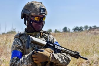 Ein ukrainischer Soldat lacht: Einige Soldaten hielten den Befehl zum Einmarsch nach Kursk für einen Scherz.