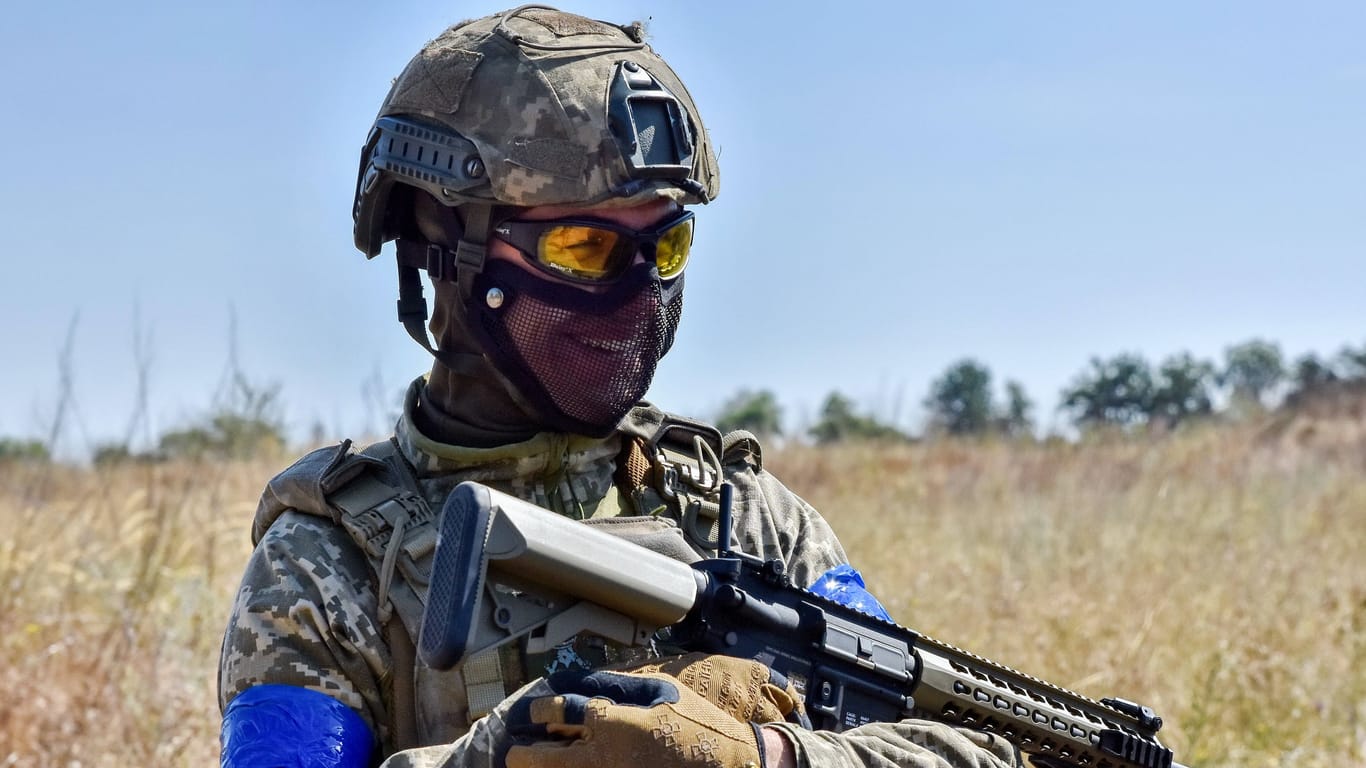 Ein ukrainischer Soldat lacht: Einige Soldaten hielten den Befehl zum Einmarsch nach Kursk für einen Scherz.