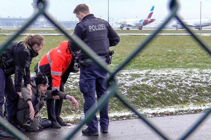 Zwei Beamte der Bundespolizei und ein Sicherheitsmitarbeiter stehen am 8.12.2022 mit einem sichergestellten Bolzenschneider an einem Zaun am BER-Flughafen. Aktivisten der Klimagruppe Letzte Generation hatten versucht auf das Rollfeld zu gelangen