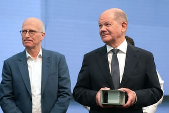 Bundeskanzler Scholz und Hamburgs Bürgermeister Tschentscher