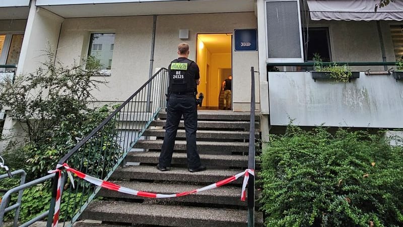 Die Polizei ist an einem Wohnhaus in Marzahn im Einsatz. In dem Mehrfamilienhaus fand ein Bewohner am Sonntag einen weiblichen Leichnam.