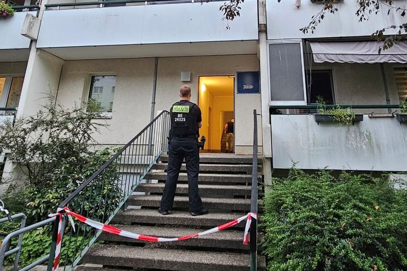 Die Polizei ist an einem Wohnhaus in Marzahn im Einsatz. In dem Mehrfamilienhaus fand ein Bewohner am Sonntag einen weiblichen Leichnam.