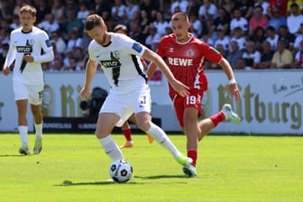 Tim Lemperle (rechts) jagt Florian Le Joncour: Die Elversberger hatten Köln am Rande einer Niederlage.