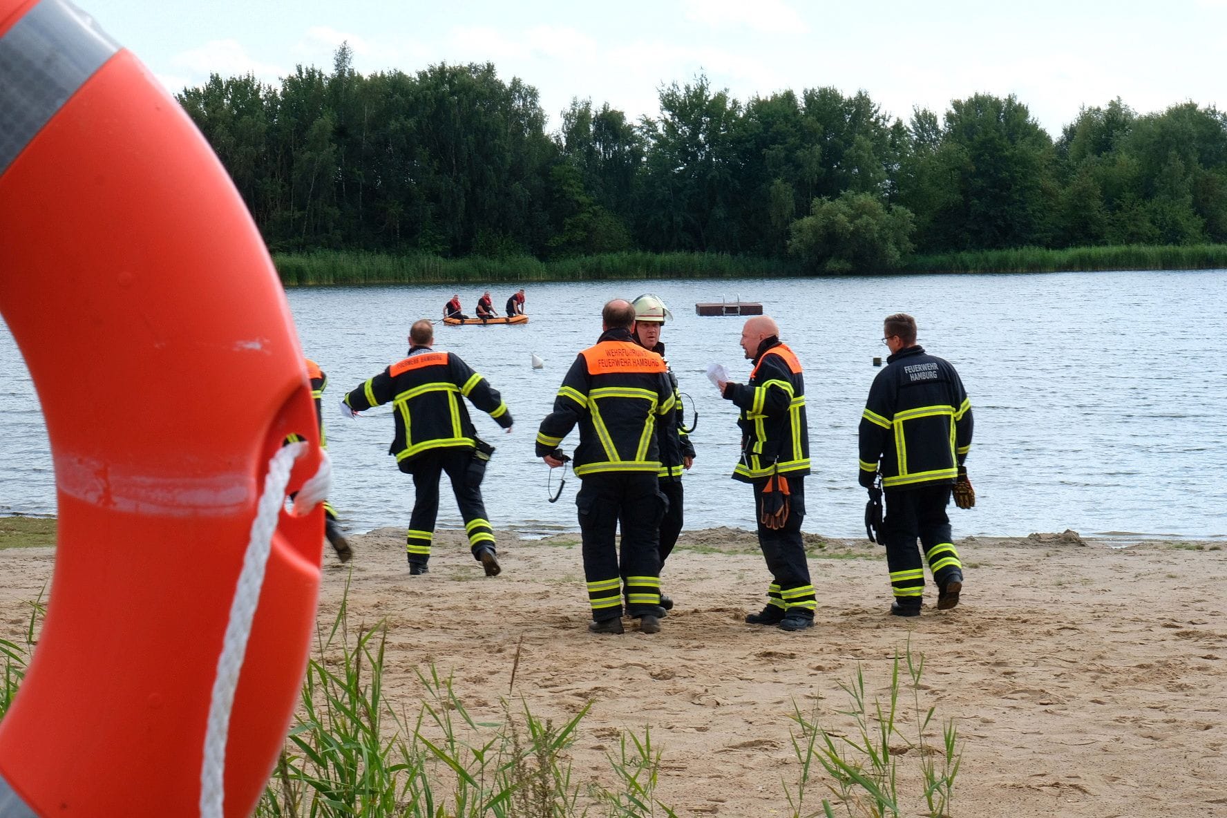 Einsatz am Allermöher See in Hamburg: Zeugen haben einen Mann, der in dem See schwamm, als vermisst gemeldet.