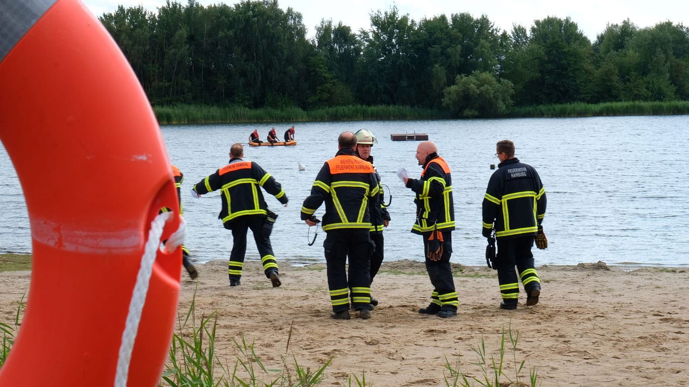 Einsatz am Allermöher See in Hamburg: Zeugen haben einen Mann, der in dem See schwamm, als vermisst gemeldet.