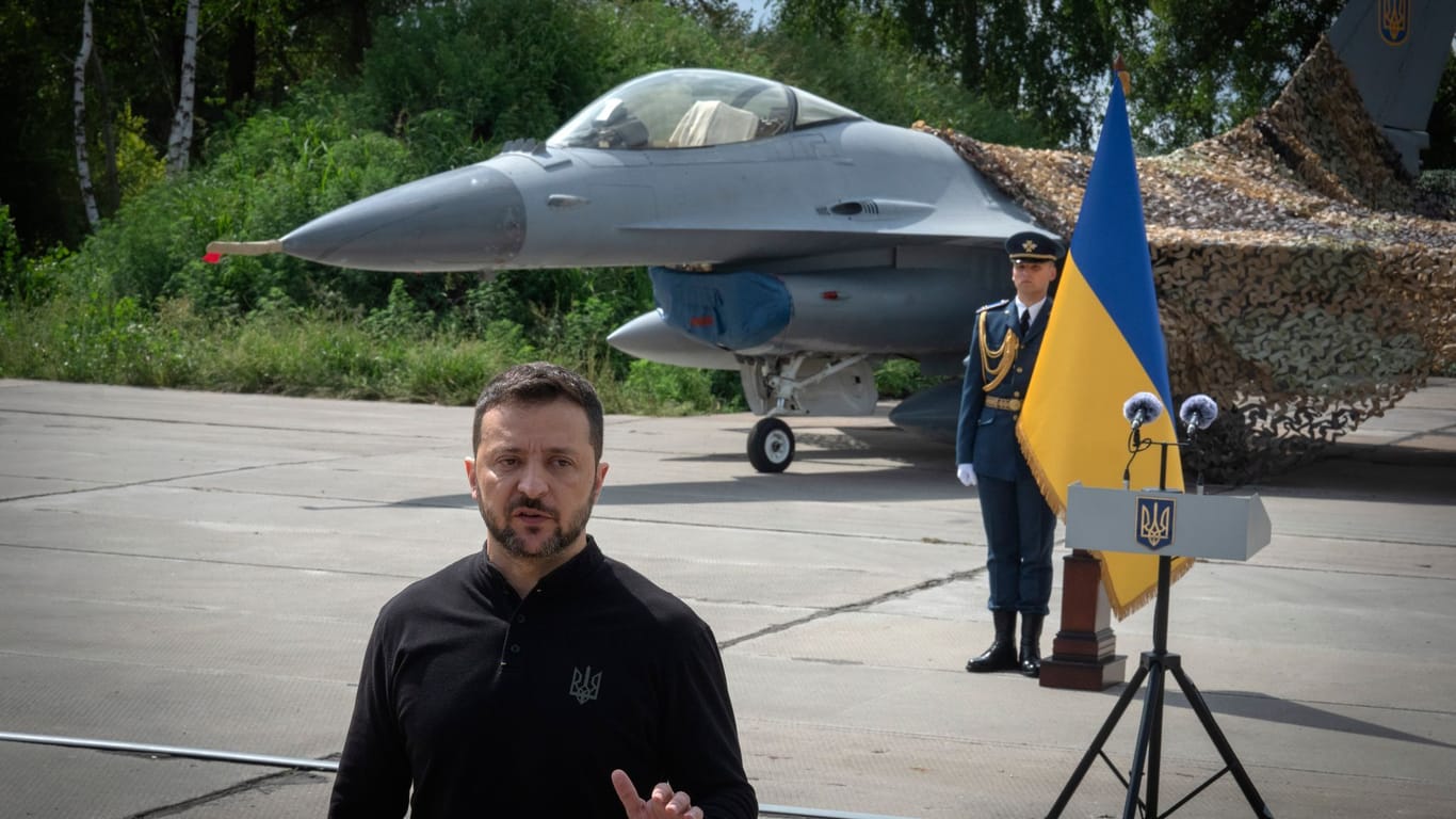 Ukraine-Krieg - Selenskyj stellt erste F-16 der Ukraine vor