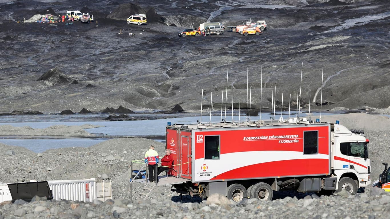 Rettungsteams arbeiten am Einsatzort nach dem teilweisen Einsturz einer Eishöhle am Breidamerkurjökull-Gletscher.