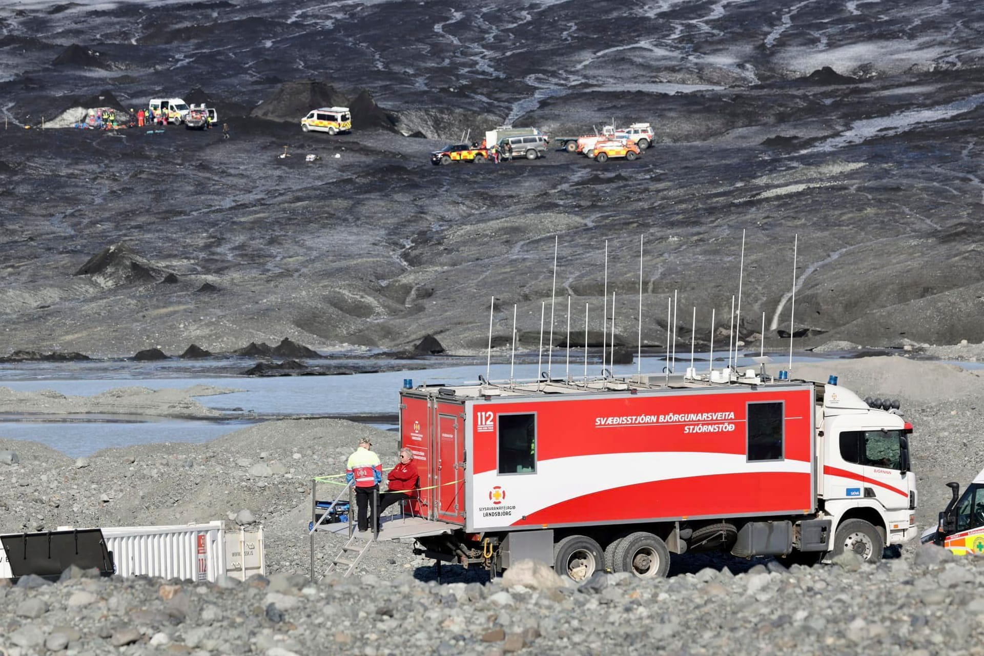 Rettungsteams arbeiten am Einsatzort nach dem teilweisen Einsturz einer Eishöhle am Breidamerkurjökull-Gletscher.