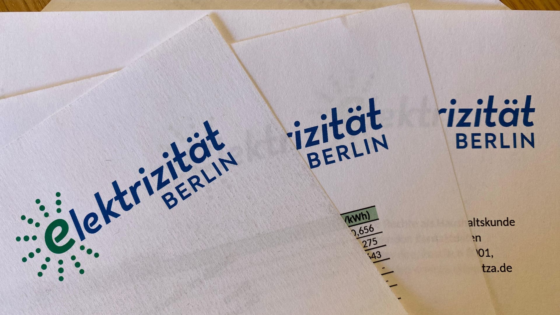 Das Logo von Elektrizität Berlin (Symbolbild): Das Unternehmen soll seinen Kunden unter anderem Rechnungen nicht im vorgegebenen Zeitraum geschickt haben.