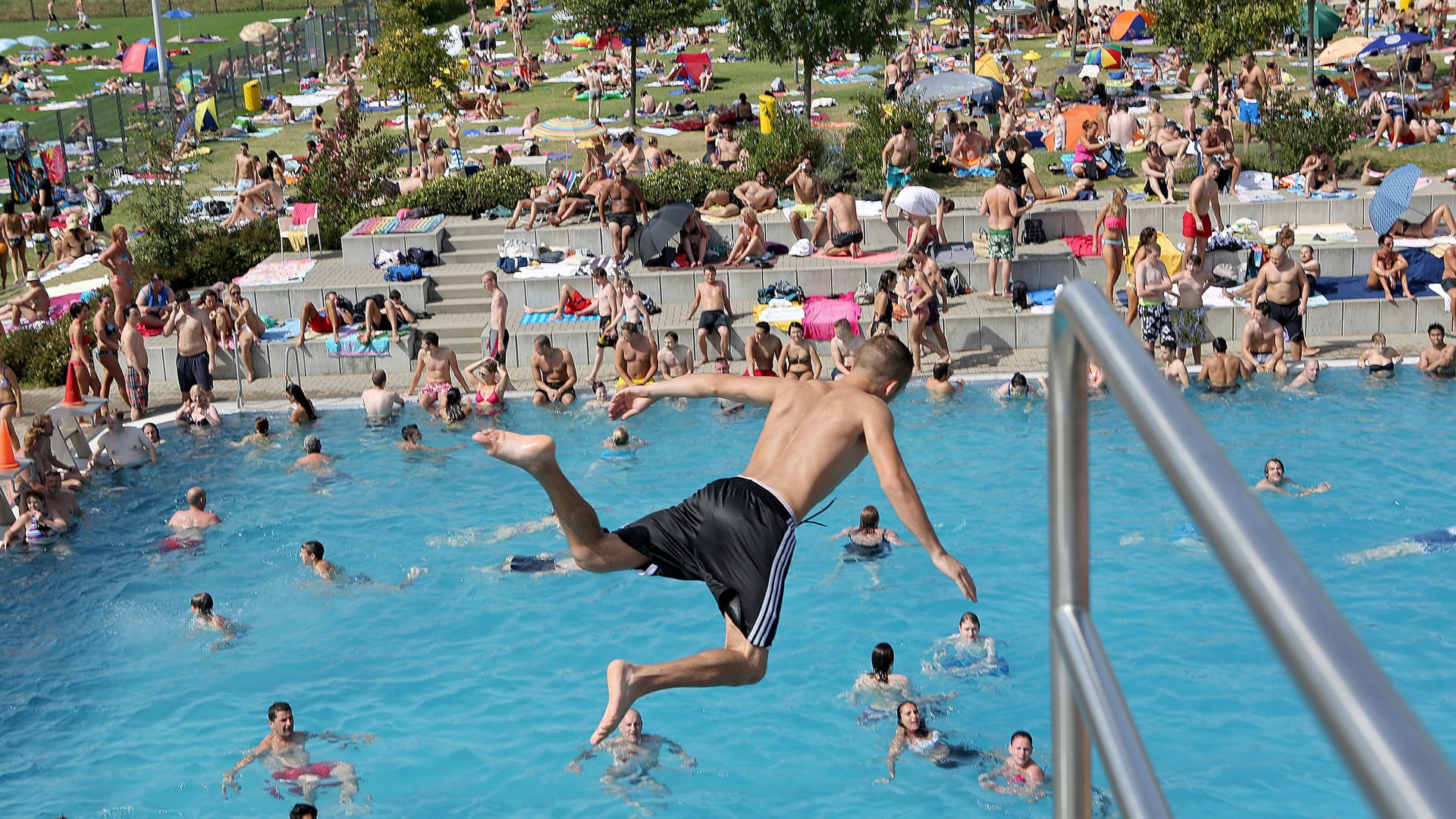 Düsseldorf Freibad Rheinbad Sommer 38 Grad Düsseldorf Freibad Rheinbad Sommer 38 Grad