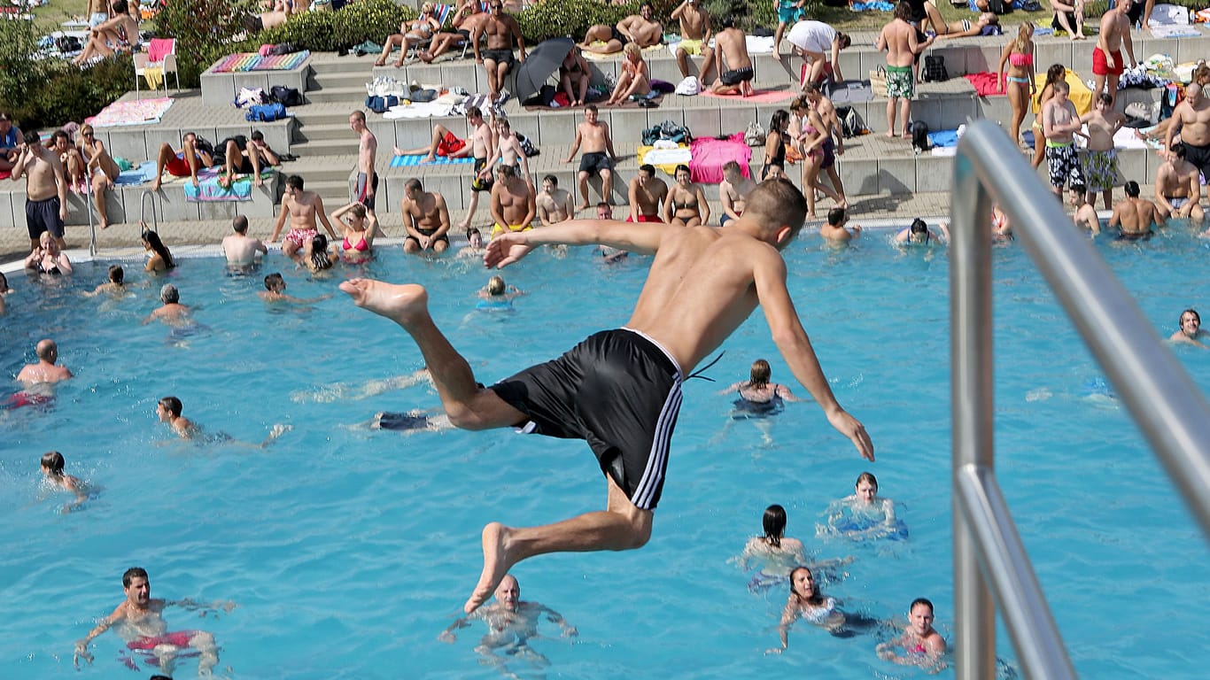 Düsseldorf Freibad Rheinbad Sommer 38 Grad