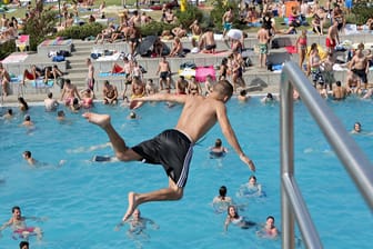 Düsseldorf Freibad Rheinbad Sommer 38 Grad