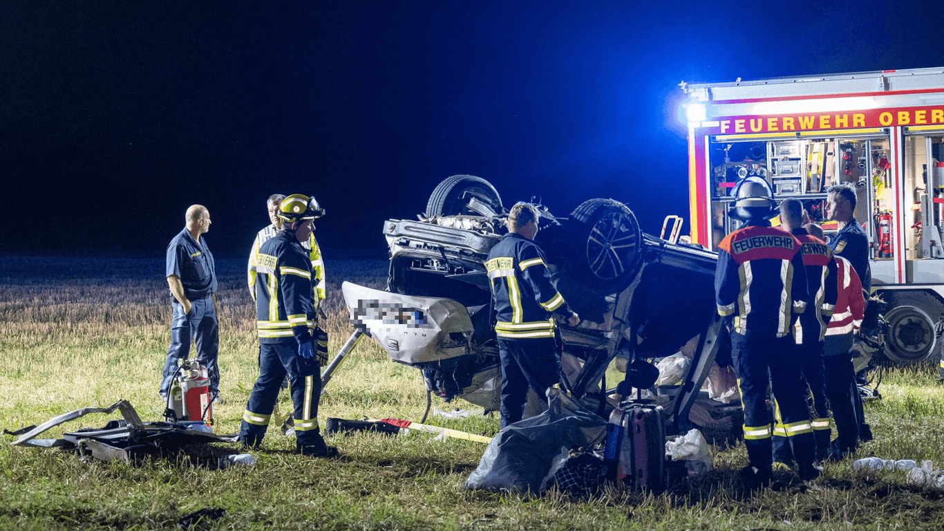 Nach einem Unfall auf der Autobahn 93 in der Oberpfalz kam ein 66-jähriger Autofahrer am Freitag ums Leben.