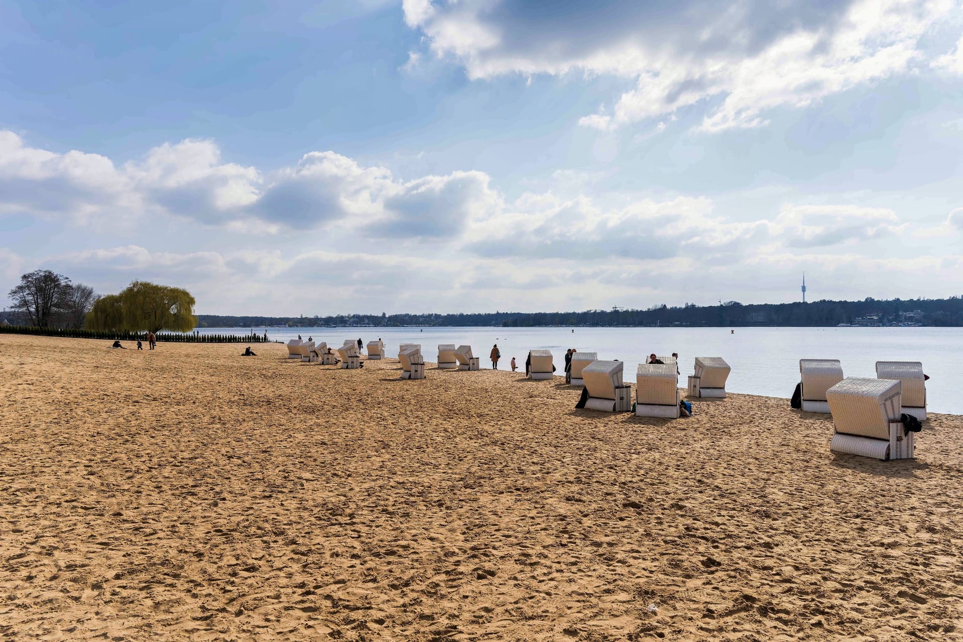 Der Wannsee in Berlin (Archivbild): Ein Mann ist tot aus dem Wasser geborgen worden.