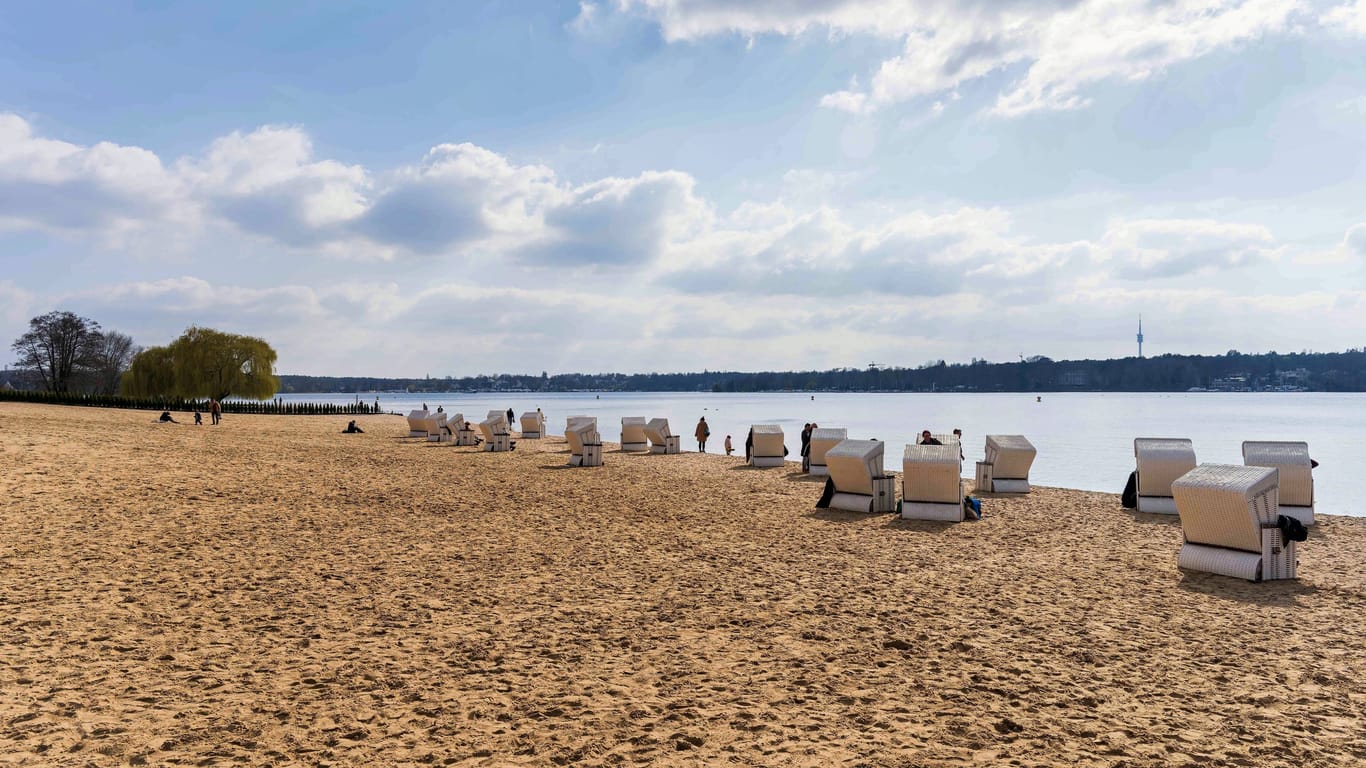 Der Wannsee in Berlin (Archivbild): Ein Mann ist tot aus dem Wasser geborgen worden.