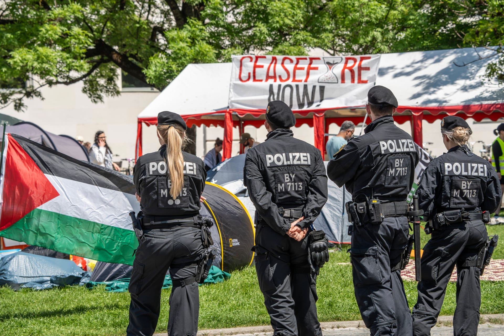 Polizisten stehen vor dem Pro-Palästina-Camp in München (Archivbild): Anfang August wurde die Versammlung Opfer eines Brandanschlags.