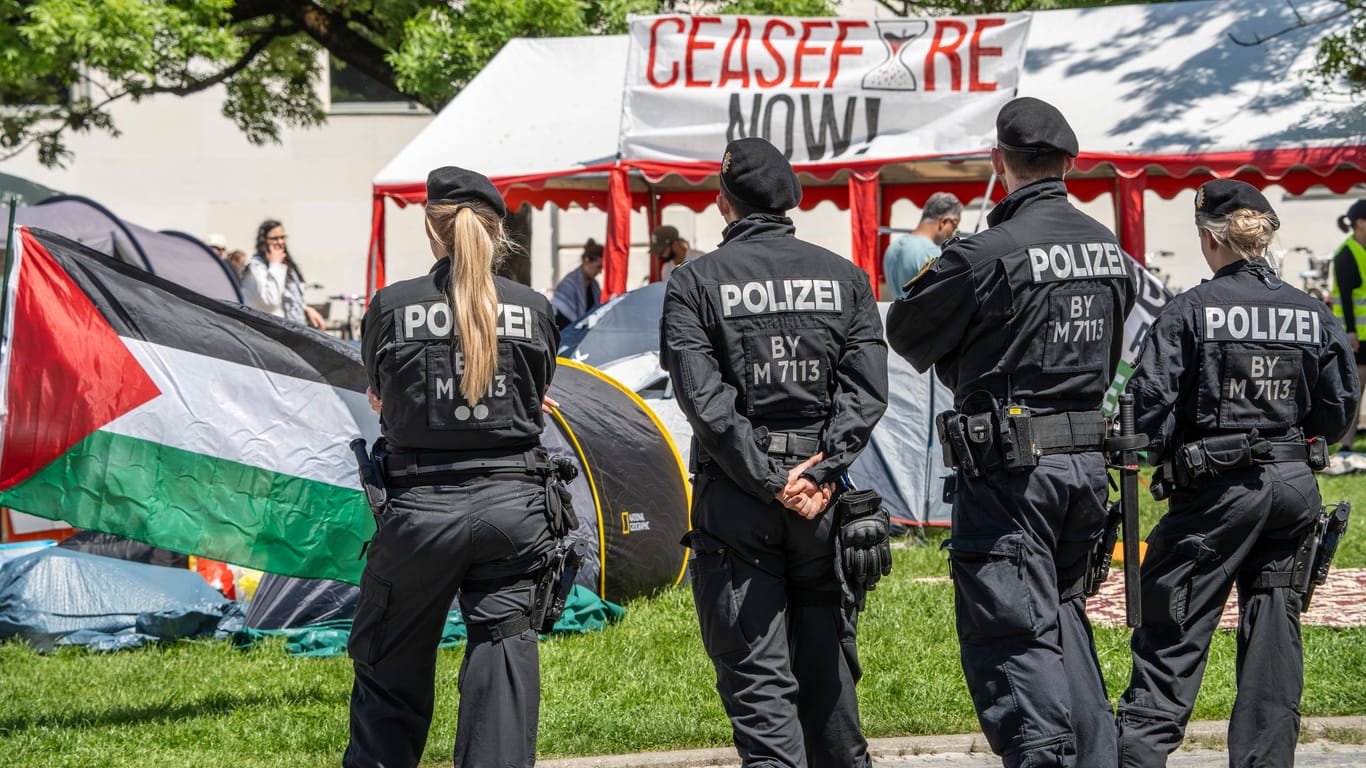 Polizisten stehen vor dem Pro-Palästina-Camp in München (Archivbild): Anfang August wurde die Versammlung Opfer eines Brandanschlags.