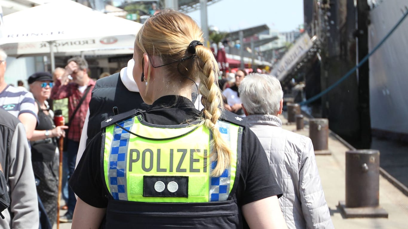 Hamburger Polizistin im Einsatz (Archivfoto): In Wandsbek konnte eine Ermittlerin einen mutmaßlichen Sexualstraftäter überführen.