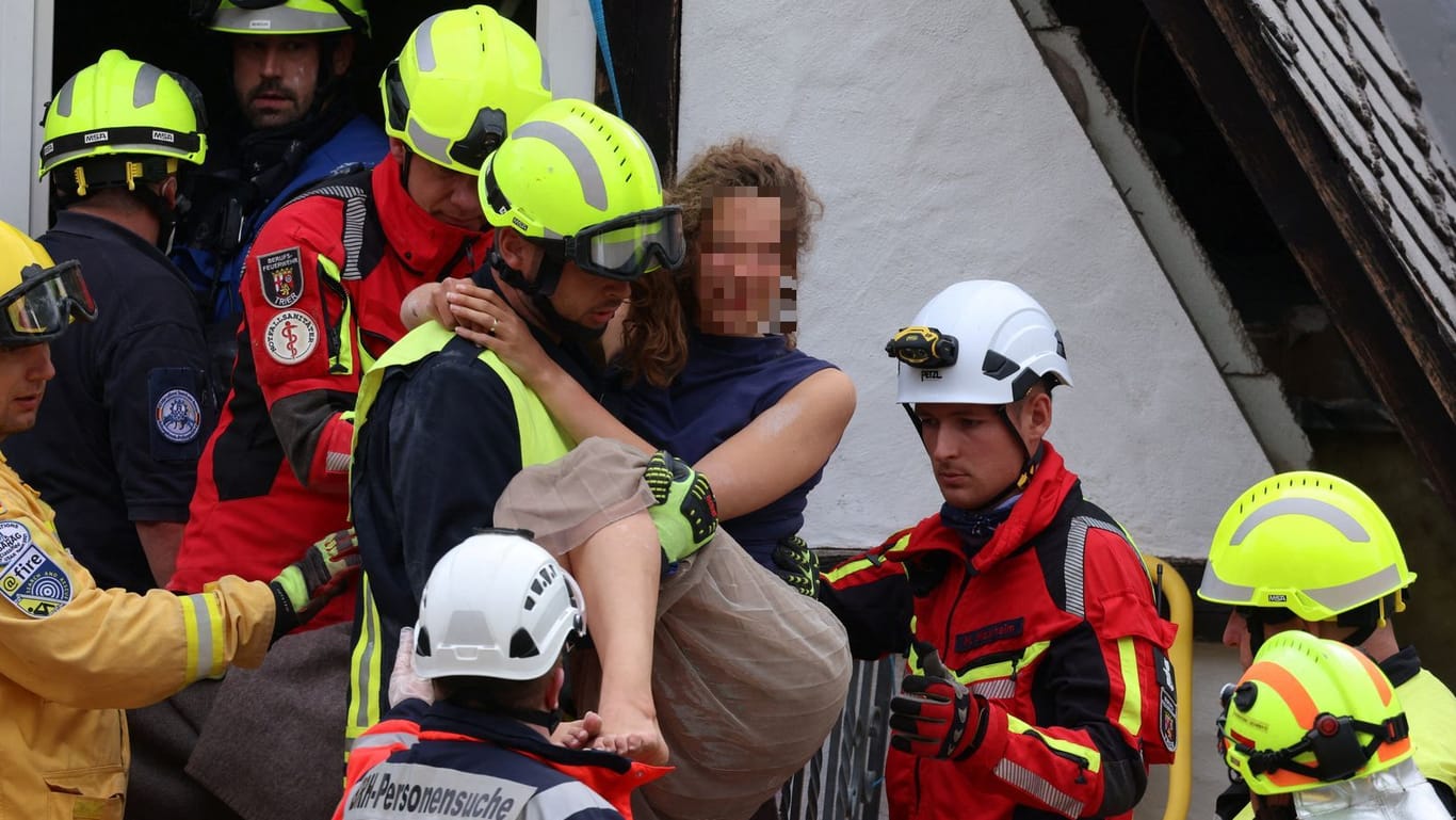 Feuerwehrleute tragen eine Frau aus dem Hotel: Ein Stockwerk des Hotels war am späten Dienstagabend eingestürzt.