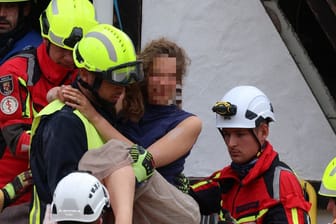 Feuerwehrleute tragen eine Frau aus dem Hotel: Ein Stockwerk des Hotels war am späten Dienstagabend eingestürzt.