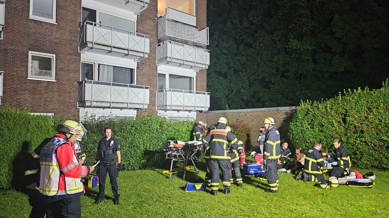 Unfallstelle in Langenhorn: Die Rettungskräfte kümmerten sich um die Verletzten.