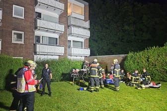 Unfallstelle in Langenhorn: Die Rettungskräfte kümmerten sich um die Verletzten.