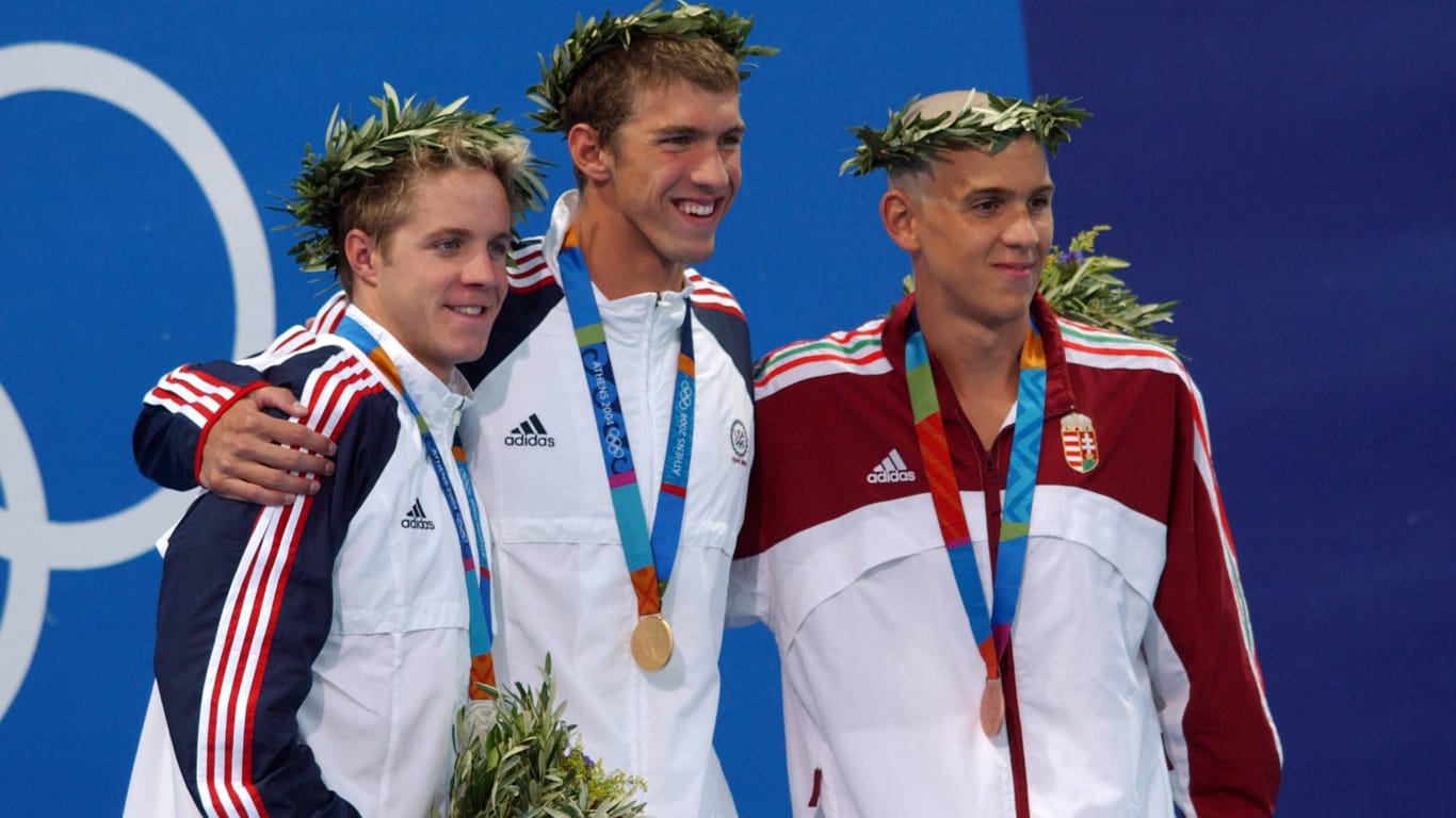 Ein junger Michael Phelps mit einer seiner sechs Goldmedaillen in Athen.