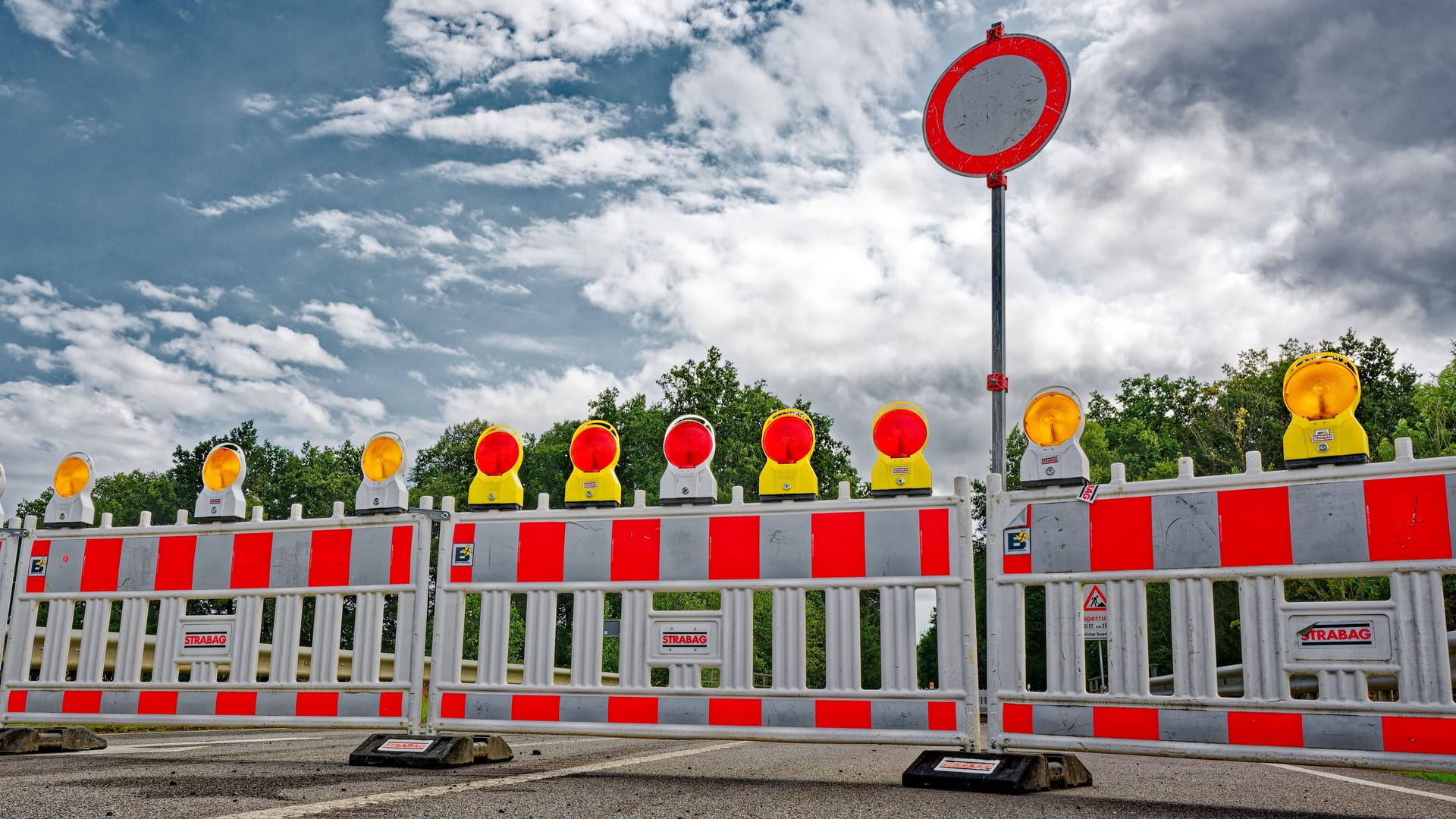 Sperrung wegen einer Baustelle (Symbolbild): Auf dem Südschnellweg entsteht eine neue Verkehrsführung.