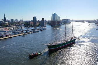 Der Hamburger Hafen von oben: Die Rickmer Rickmers ist zurück aus der Werft