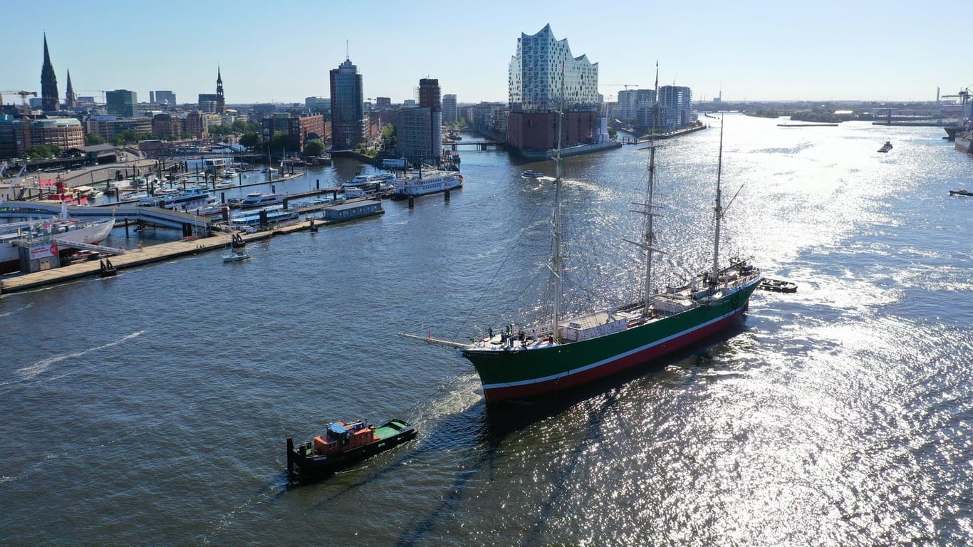 Der Hamburger Hafen von oben: Die Rickmer Rickmers ist zurück aus der Werft