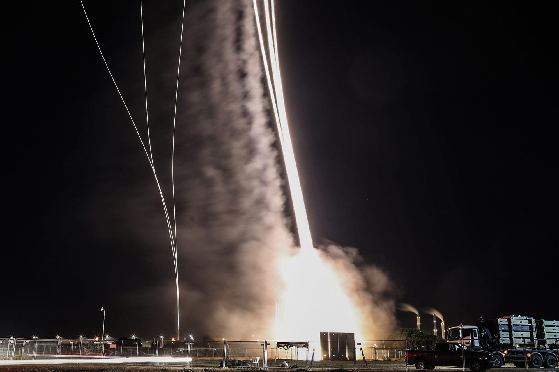 Luftabwehrraketen werden vom israelischen Luftabwehrsystem Iron Dome abgefeuert (Archivbild): Die Hisbollah hat Dutzende Raketen Richtung Israel geschickt.