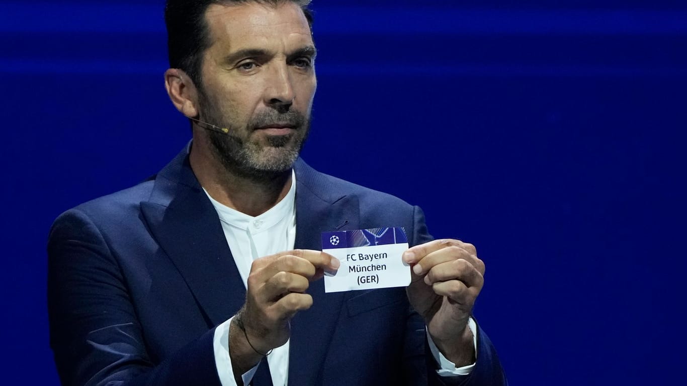 Fungierte als Losfee: Gianluigi Buffon mit dem Los des FC Bayern.