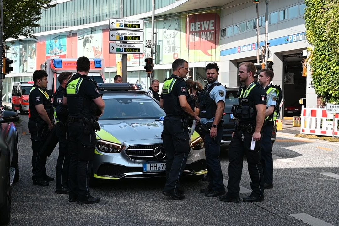 Einsatzkräfte der Polizei am Tatort: Ein Großaufgebot rückte in der Wilstorfer Straße in Harburg an.