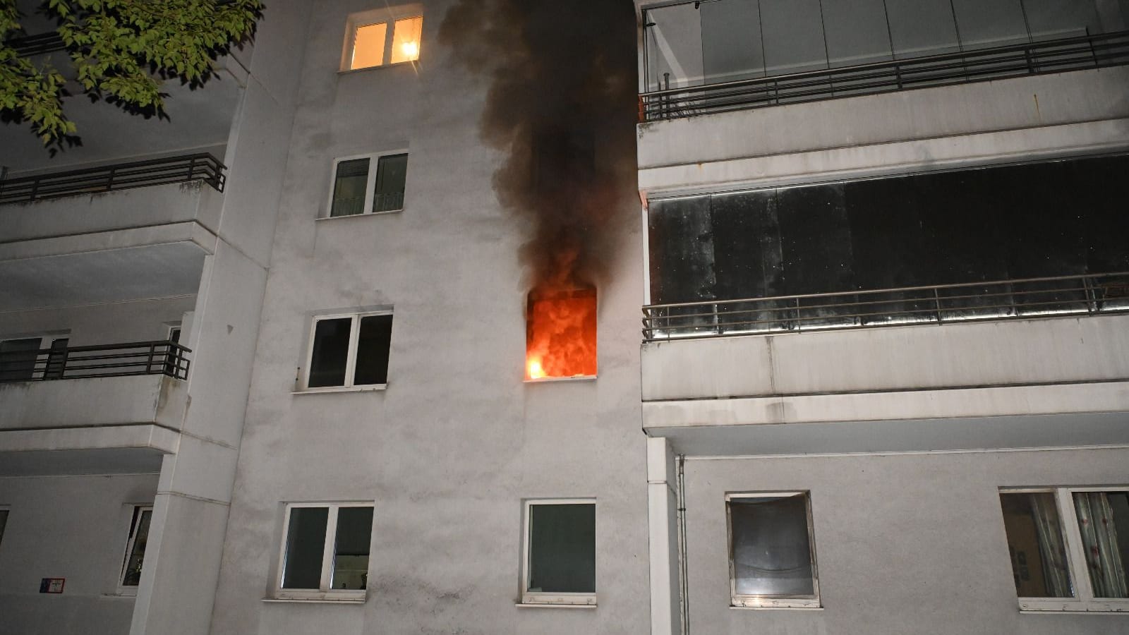 Wohnungsbrand in Marzahn: Laut eines Reporters vor Ort soll es sich bei dem Brandopfer um eine Frau handeln.